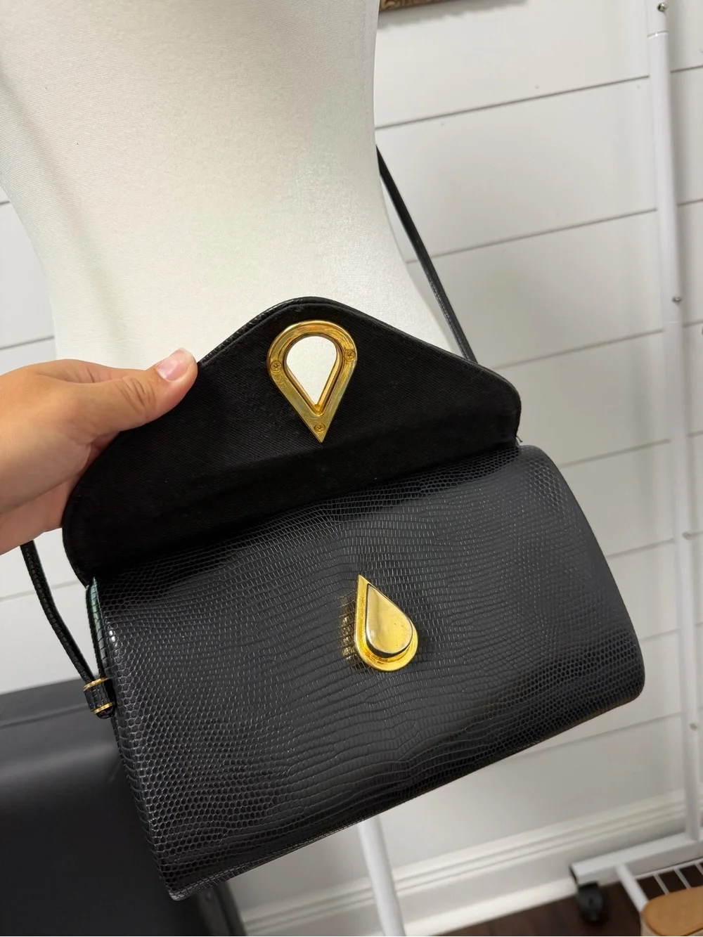 Vintage turn lock crossbody